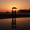 夕日の相合い傘のなかカップル