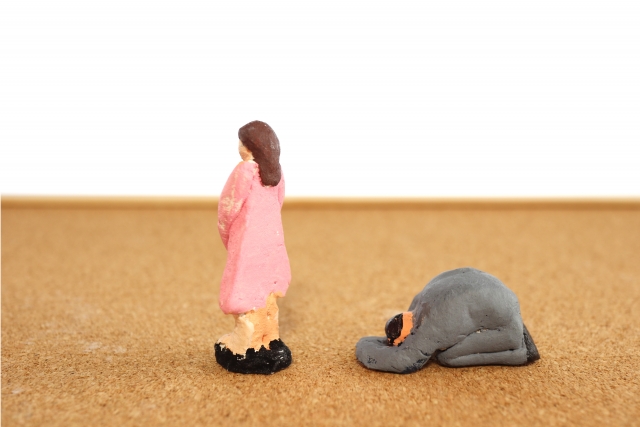 人形、男性が女性に土下座