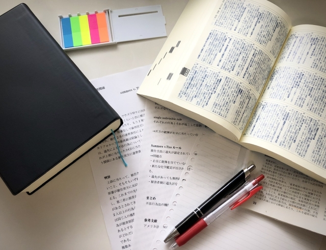 ノートやペン、勉強の風景