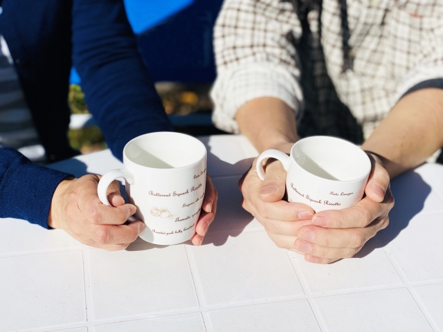 カップルが楽しくコーヒーを飲んでいる
